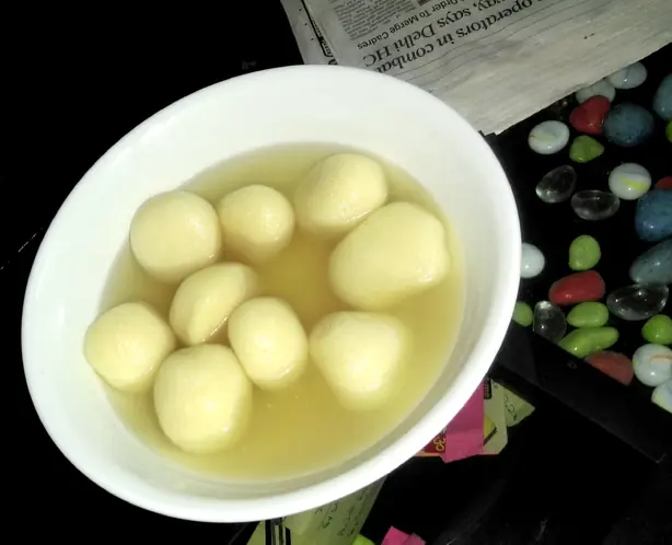 Foto von Rasgulla (Indische Frischkäse-Bällchen in Sirup) – fertig angerichtet