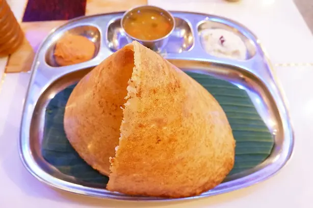 Foto von Rava Dosa (Knusprige südindische Grieß-Crêpes) – fertig angerichtet