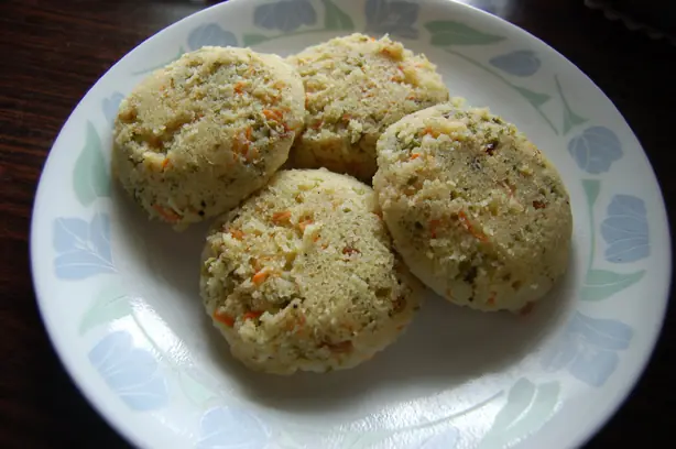 Foto von Rava Idli (Indische Grieß-Küchlein) – fertig angerichtet
