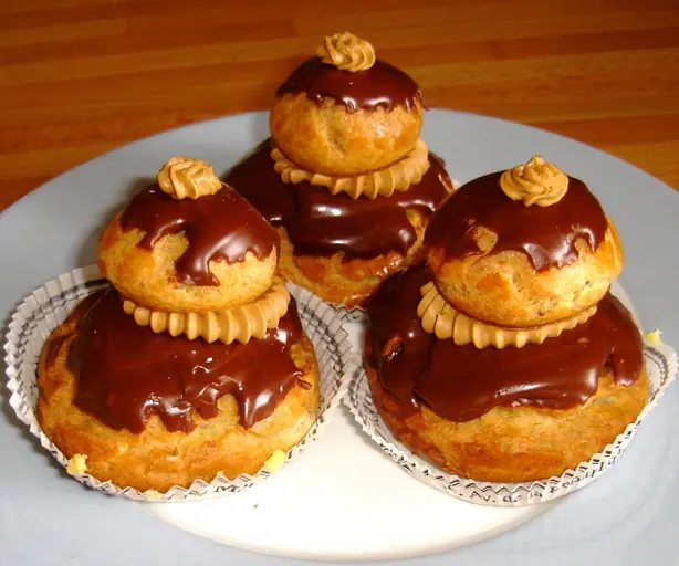 Foto von Religieuse au Chocolat (Französisches Nonnen-Gebäck) – fertig angerichtet