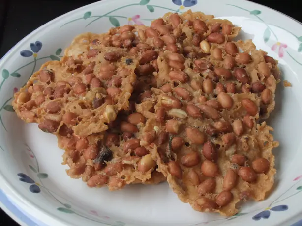 Foto von Rempeyek Kacang (Indonesische Erdnuss-Cracker) – fertig angerichtet