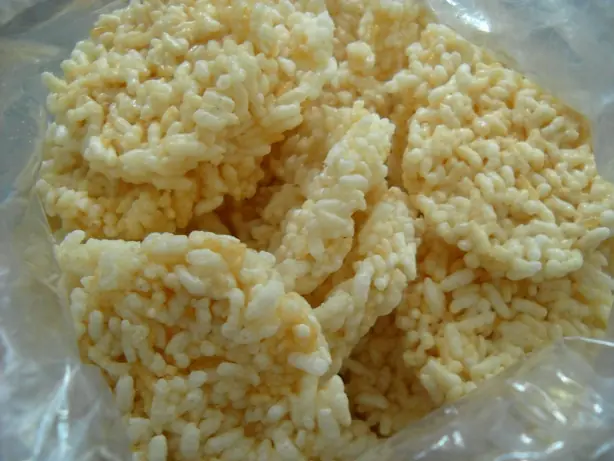 Foto von Rengginang (Indonesische Klebreis-Cracker) – fertig angerichtet
