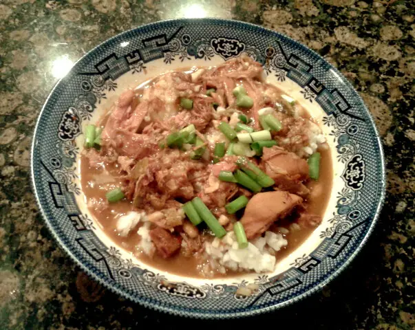 Foto von Rice and Gravy (Reis mit Bratensoße nach Cajun-Art) – fertig angerichtet