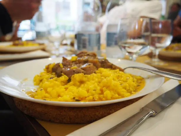 Foto von Risotto alla milanese – fertig angerichtet