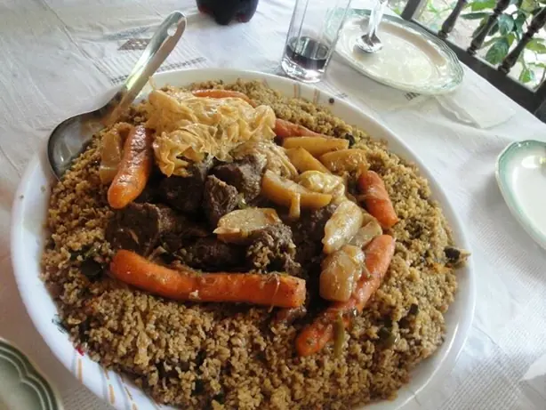 Foto von Riz Gras (Westafrikanischer Party-Reis) – fertig angerichtet