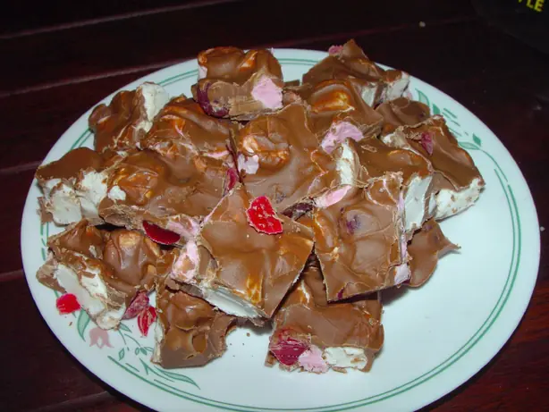 Foto von Rocky Road (Schokoladen-Konfekt) – fertig angerichtet