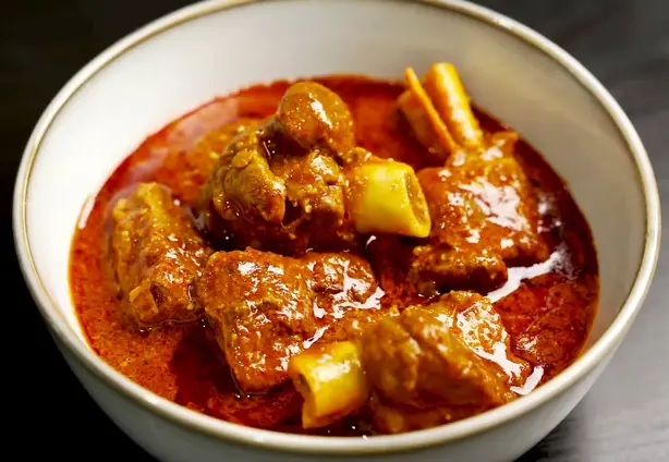 Foto von Rogan Josh (Traditionelles Kashmiri-Lammcurry) – fertig angerichtet