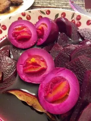 Foto von Rote-Bete-Soleier (Pennsylvania Dutch Pickled Eggs) – fertig angerichtet