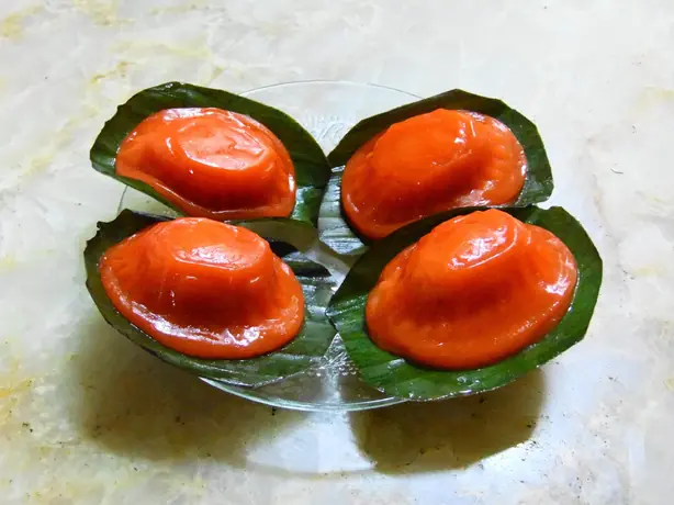 Foto von Roter Schildkröten-Kuchen (Ang Ku Kueh) – fertig angerichtet