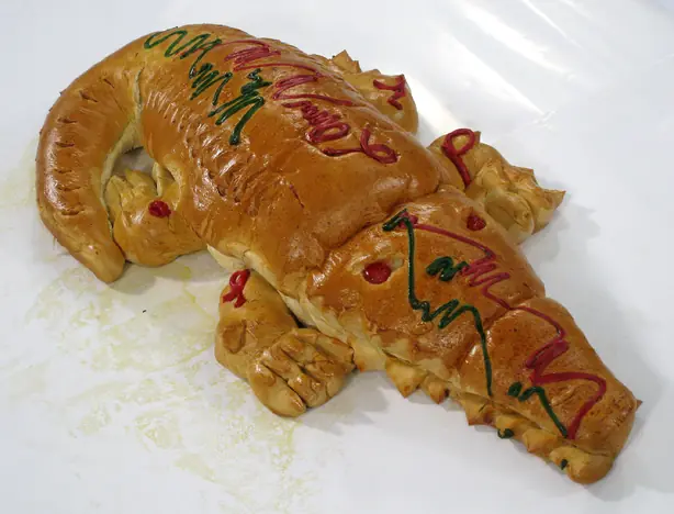 Foto von Roti Buaya (Indonesisches Krokodilbrot) – fertig angerichtet