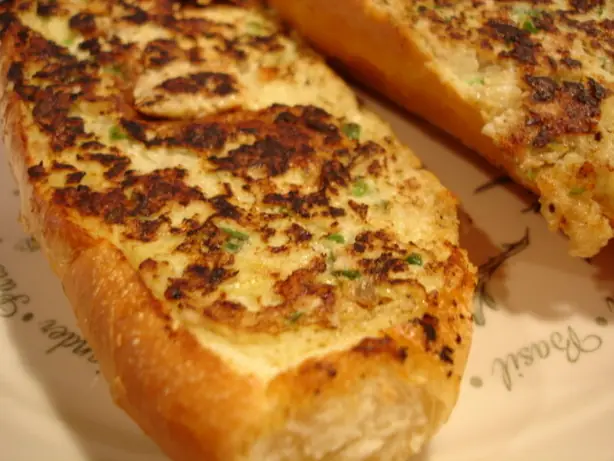 Foto von Roti John (Malayisches Omelett-Baguette) – fertig angerichtet