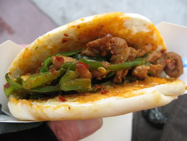 Foto von Roujiamo (Chinesischer Hamburger) – fertig angerichtet