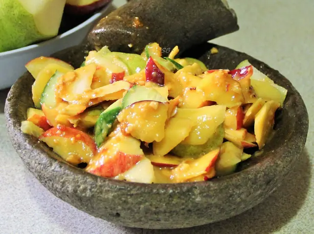 Foto von Rujak Buah – Indochinesischer Obst- & Gemüsesalat – fertig angerichtet