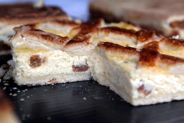 Foto von Rumänische Plăcintă mit Käse (Plăcintă cu Brânză) – fertig angerichtet