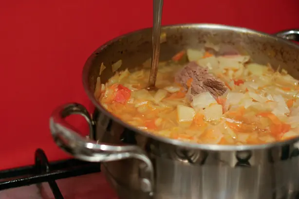 Foto von Russische Kohlsuppe (Schtschi) – fertig angerichtet
