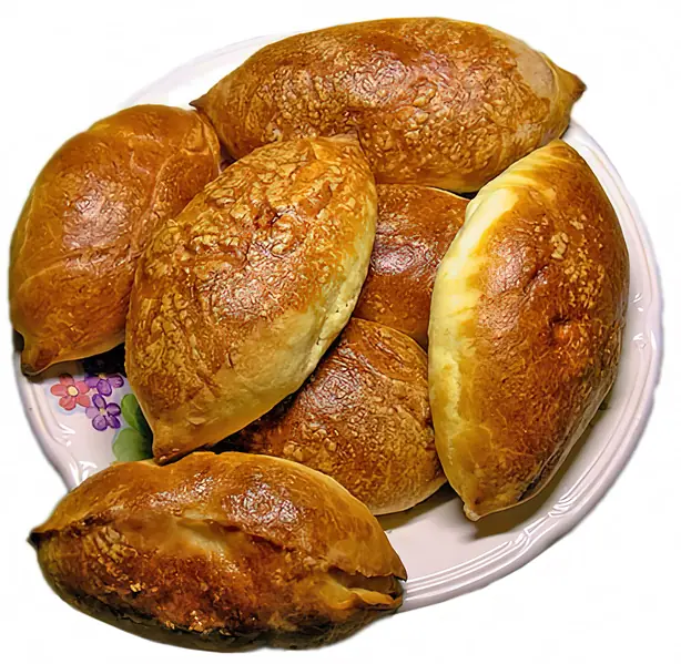Foto von Russische Pirozhki mit Fleischfüllung – fertig angerichtet
