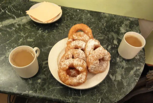 Foto von Russische Pyshki (St. Petersburger Krapfen) – fertig angerichtet