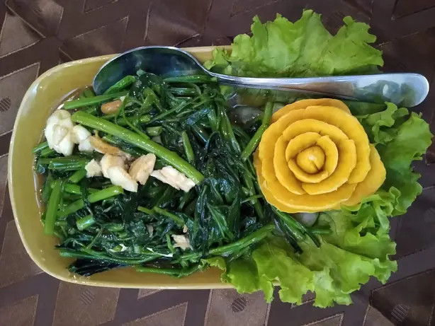 Foto von Sai Gork (Laotische Saure Wurst) – fertig angerichtet