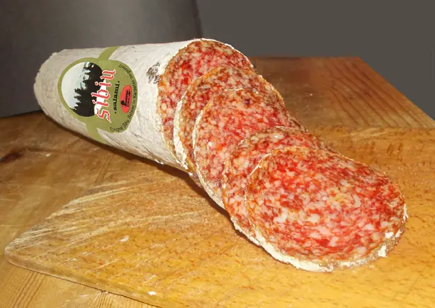 Foto von Salam de Sibiu (Hermannstädter Salami) – fertig angerichtet