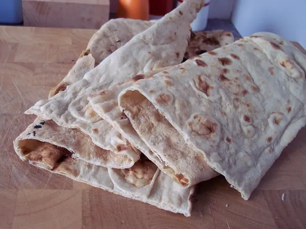 Foto von Sanchuisanda (Traditionelles Asche-Fladenbrot der Qiang) – fertig angerichtet
