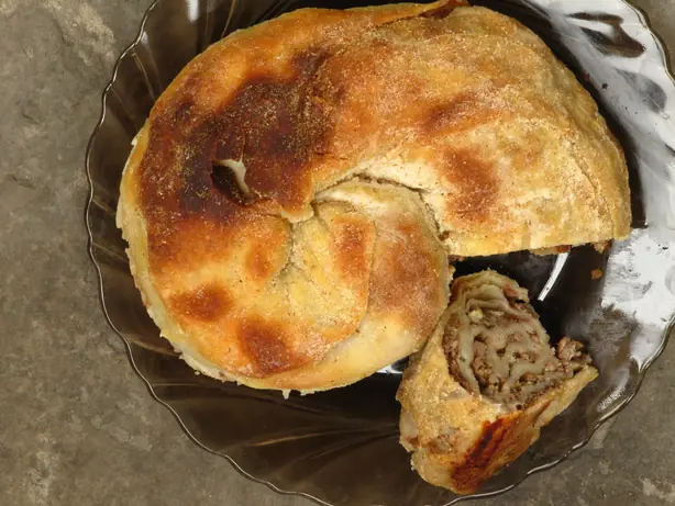 Foto von Sarburma (Krim-tatarischer Fleischstrudel) – fertig angerichtet