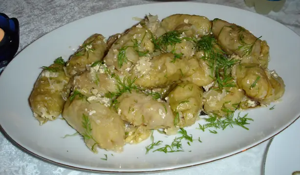 Foto von Sarmale (Traditionelle Rumänische Kohlrouladen) – fertig angerichtet