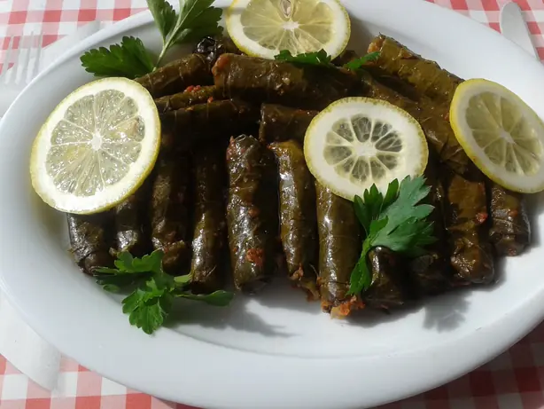 Wikipedia-Bild - Yaprak_sarma,_Kayseri_style.jpg - Foto: E4024 - CC BY-SA 4.0