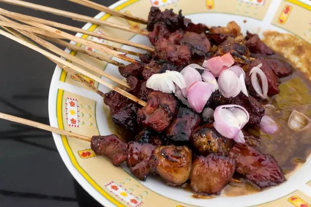 Foto von Sate Kambing (Indonesische Ziegenfleisch-Spieße) – fertig angerichtet
