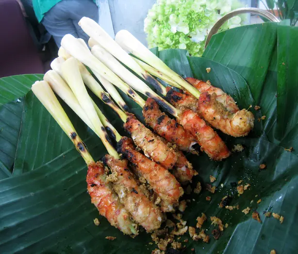 Foto von Sate Matang - Indonesische Satay-Spieße aus Aceh mit Kräutersuppe – fertig angerichtet