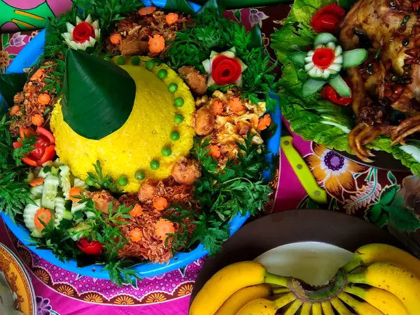 Foto von Sate Tuna (Indonesische Thunfisch-Spieße nach Gorontalo-Art) – fertig angerichtet