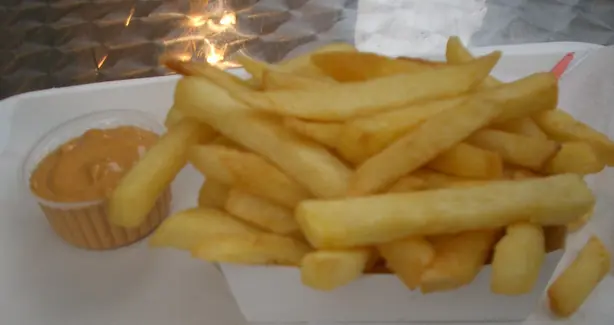 Foto von Sauce Andalouse (Original belgische Pommes-Sauce) – fertig angerichtet