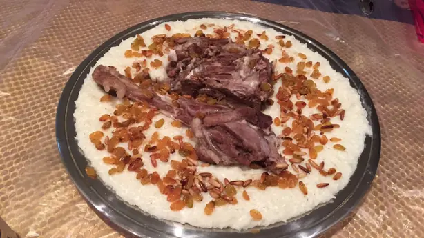Foto von Saudi Saleeg (Cremiger Milch-Reis mit Rösthähnchen) – fertig angerichtet