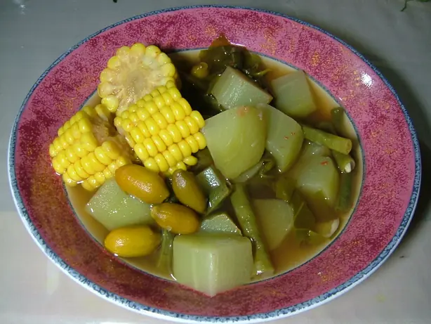Foto von Sayur Asem (Indonesische Tamarindensuppe) – fertig angerichtet