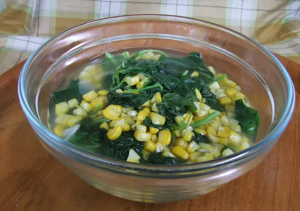 Foto von Sayur Bayam (Indonesische klare Spinatsuppe) – fertig angerichtet