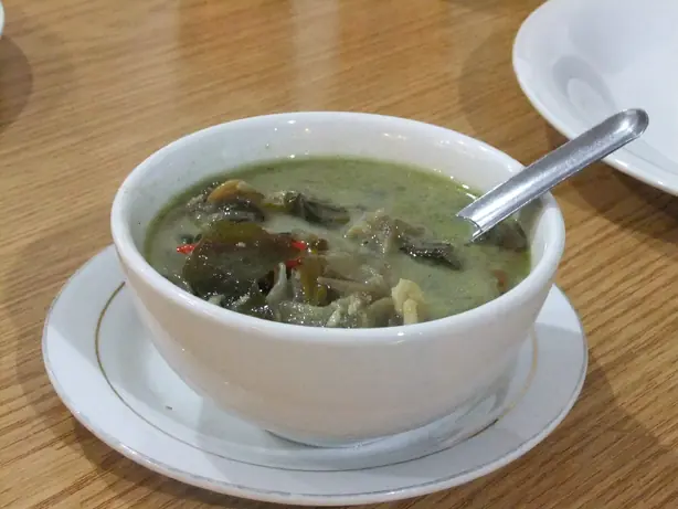 Foto von Sayur Lodeh (Indonesischer Gemüse-Eintopf in Kokosmilch) – fertig angerichtet