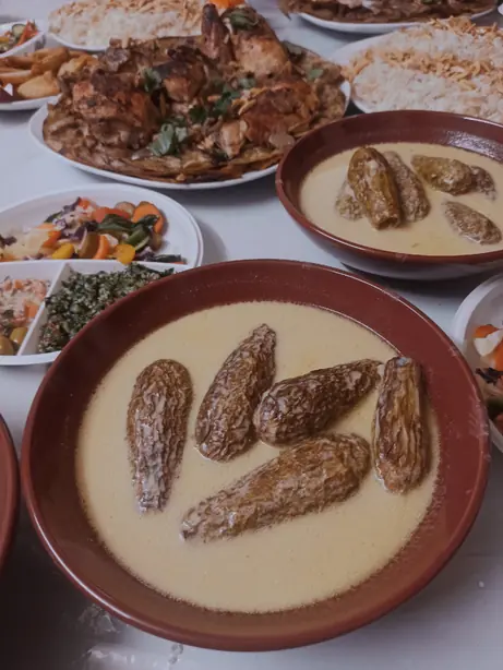 Foto von Scheich al-Mahshi (Gefüllte Zucchini in Joghurtsauce) – fertig angerichtet