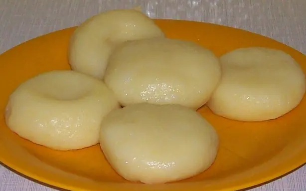 Foto von Schlesische Kartoffelklöße (Kluski śląskie) – fertig angerichtet