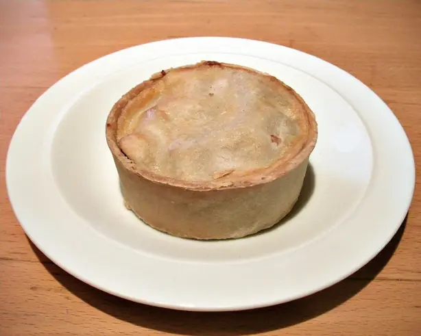 Foto von Schottische Fleischpastete (Scotch Pie) – fertig angerichtet