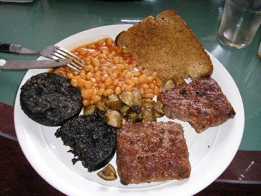 Foto von Schottische Lorne Sausage - Die legendäre eckige Wurst – fertig angerichtet