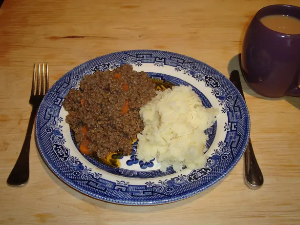 Foto von Schottisches Mince and Tatties - Der herzhafte Klassiker – fertig angerichtet