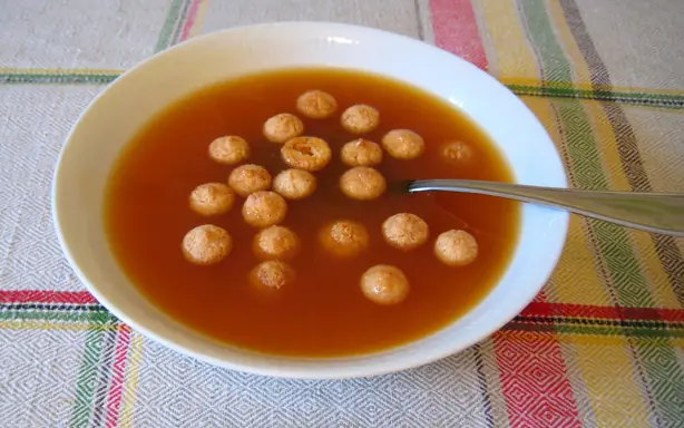 Foto von Schwedische Hagebuttensuppe (Nyponsoppa) – fertig angerichtet