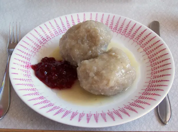 Foto von Schwedische Kroppkakor – Gefüllte Kartoffelklöße nach Öland-Art – fertig angerichtet