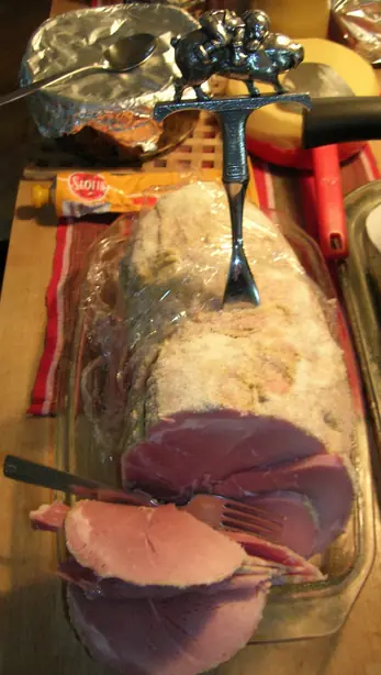 Foto von Schwedischer Weihnachtsschinken (Julskinka) – Der Star des Julbord – fertig angerichtet