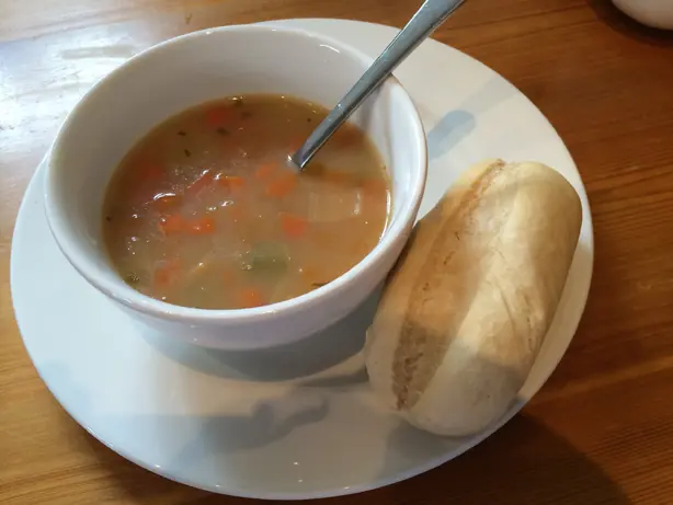 Foto von Scotch Broth (Schottische Graupensuppe) – fertig angerichtet