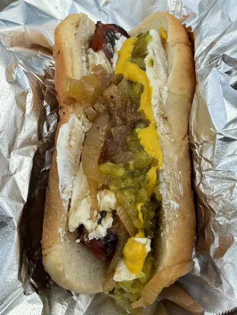 Foto von Seattle-Style Hot Dog – fertig angerichtet