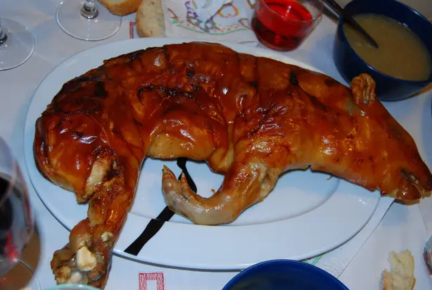Foto von Segovianisches Spanferkel (Cochinillo Asado) – fertig angerichtet