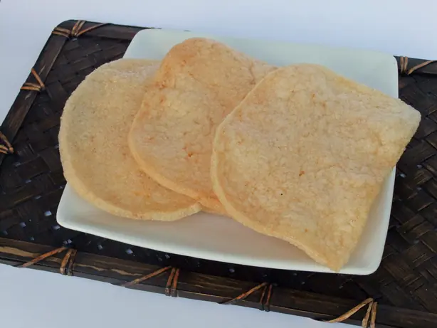 Foto von Selbstgemachte Krabbenchips (Krupuk) – fertig angerichtet