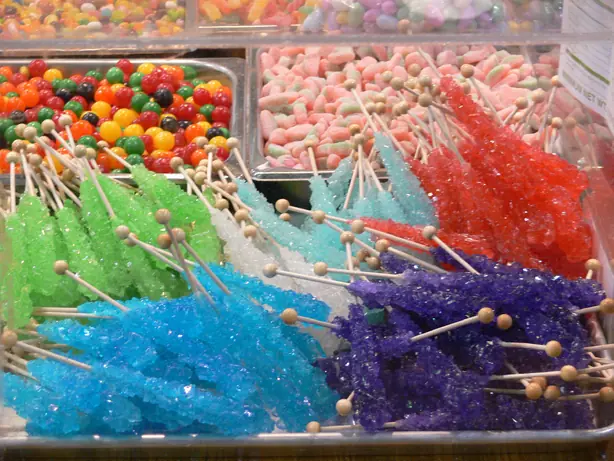 Foto von Selbstgemachter Kandiszucker am Stiel (Rock Candy) – fertig angerichtet