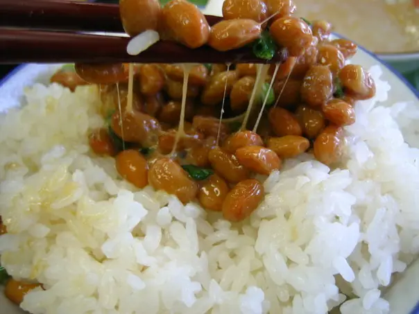 Foto von Selbstgemachtes Nattō – Der japanische Superfood-Klassiker – fertig angerichtet