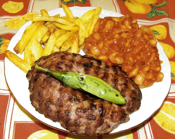 Foto von Serbisches Pljeskavica (Original Balkan-Burger) – fertig angerichtet